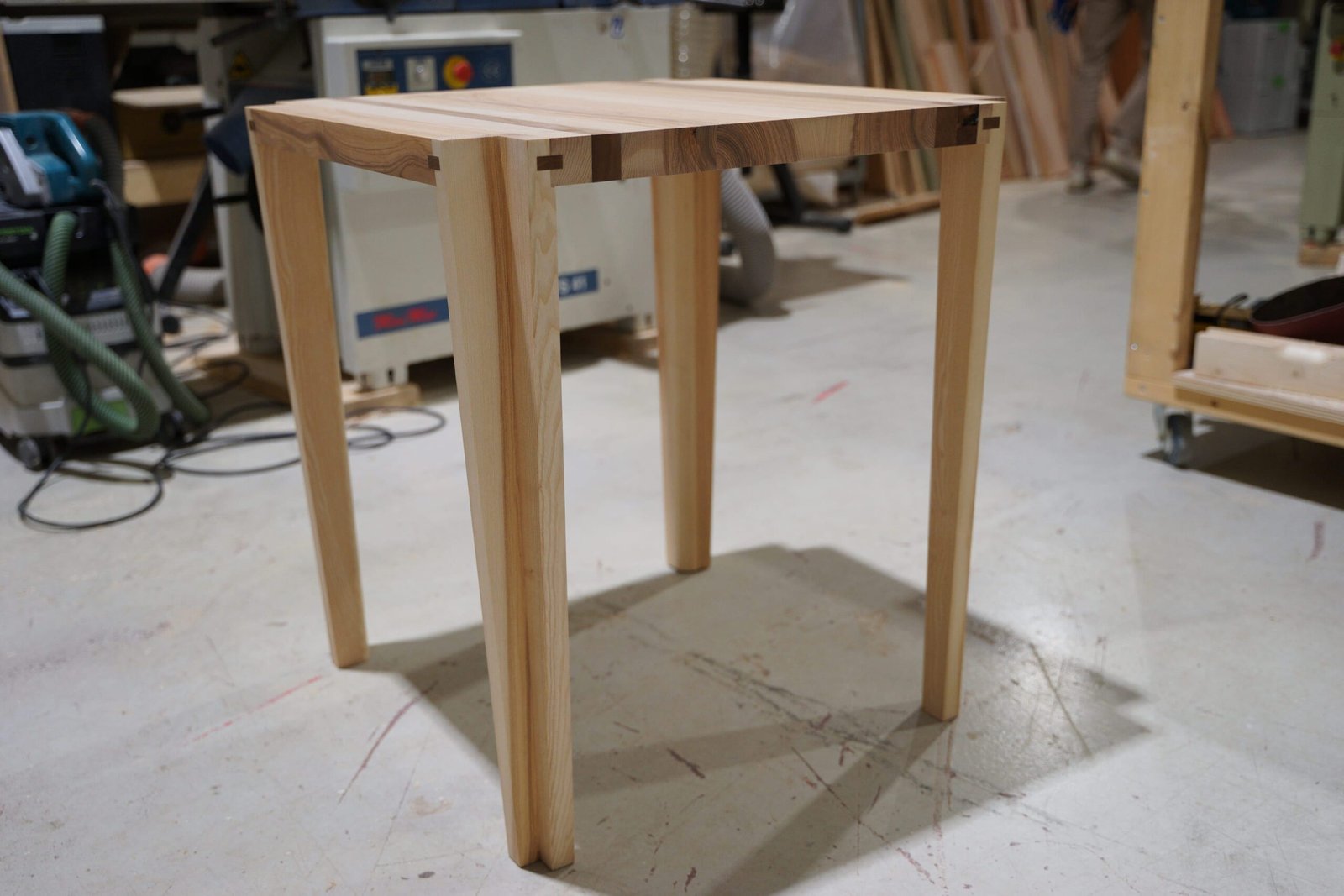 Table bistro pieds gainés