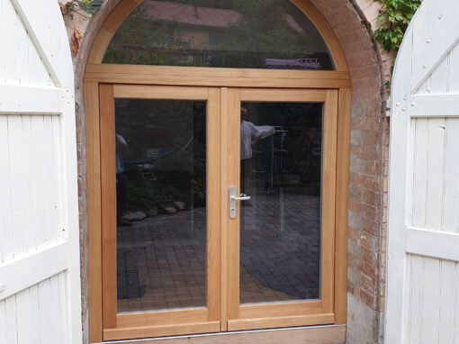 Porte voûtée sur-mesure, Menuiseries Bildau & Bussmann