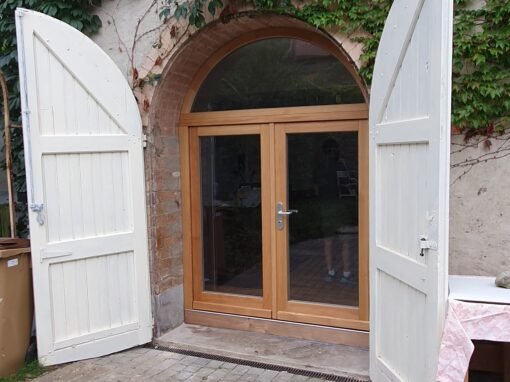 Porte voûtée sur-mesure, Menuiseries Bildau & Bussmann