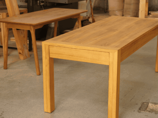 Table de salle à manger à rallonges en robinier, mobilier sur-mesure