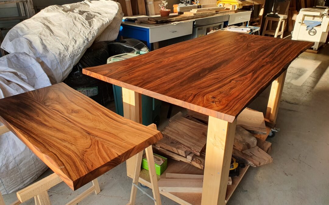 Table en noyer massif sur pieds en acier