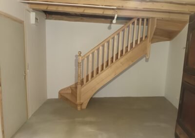 Escalier 1/4 tournant en châtaigner