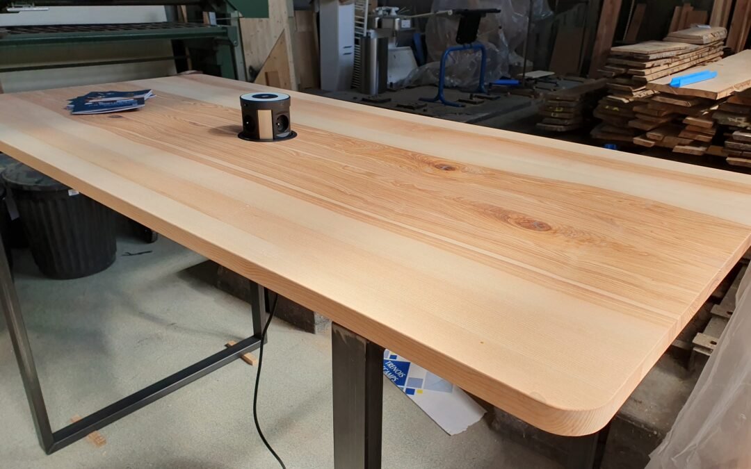 Table de convivialité en frêne