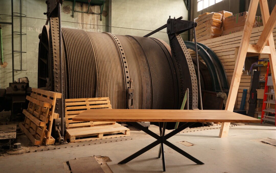 Table bois-acier pieds croisés