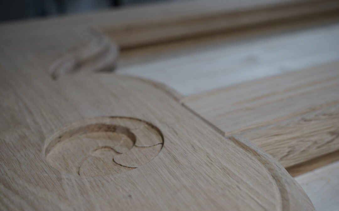 Porte stylisée en chêne massif