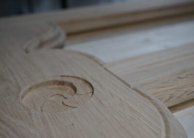 Porte stylisée en chêne massif