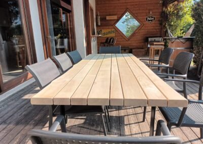 Table extérieure en robinier